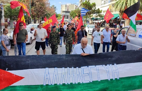 Ιδιαίτερη νότα η παρουσία στρατιωτών στην πορεία του ΚΚΕ.